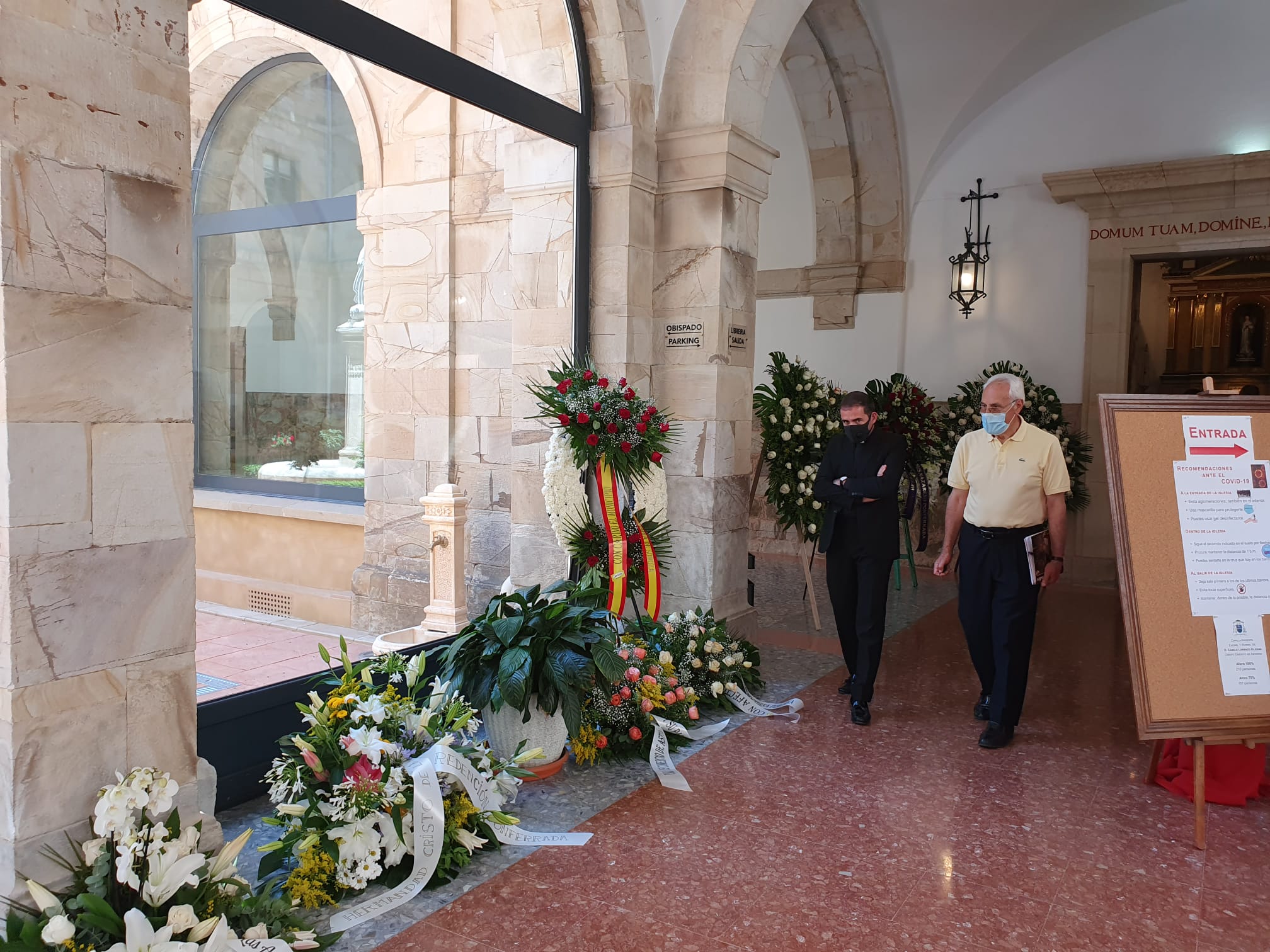 El Ayuntamiento de Astorga decreta luto oficial luto oficial por la muerte del obispo emérito de Astorga hasta el funeral previsto para este miércoles. Las condolencias se multiplican tras el fallecimiento de monseñor Lorenzo, que será enterrado en la Capilla de la Majestad. 