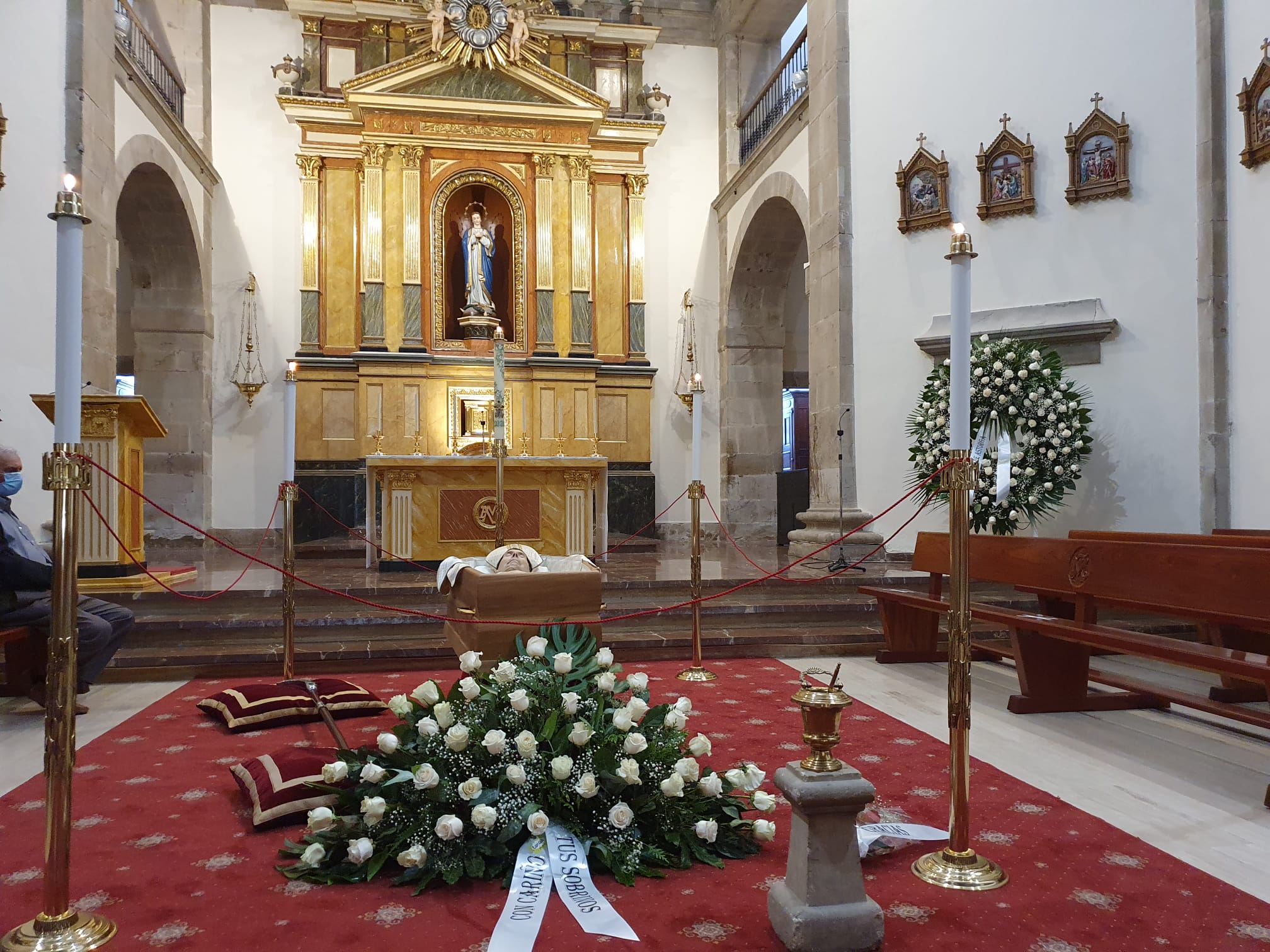 El Ayuntamiento de Astorga decreta luto oficial luto oficial por la muerte del obispo emérito de Astorga hasta el funeral previsto para este miércoles. Las condolencias se multiplican tras el fallecimiento de monseñor Lorenzo, que será enterrado en la Capilla de la Majestad. 