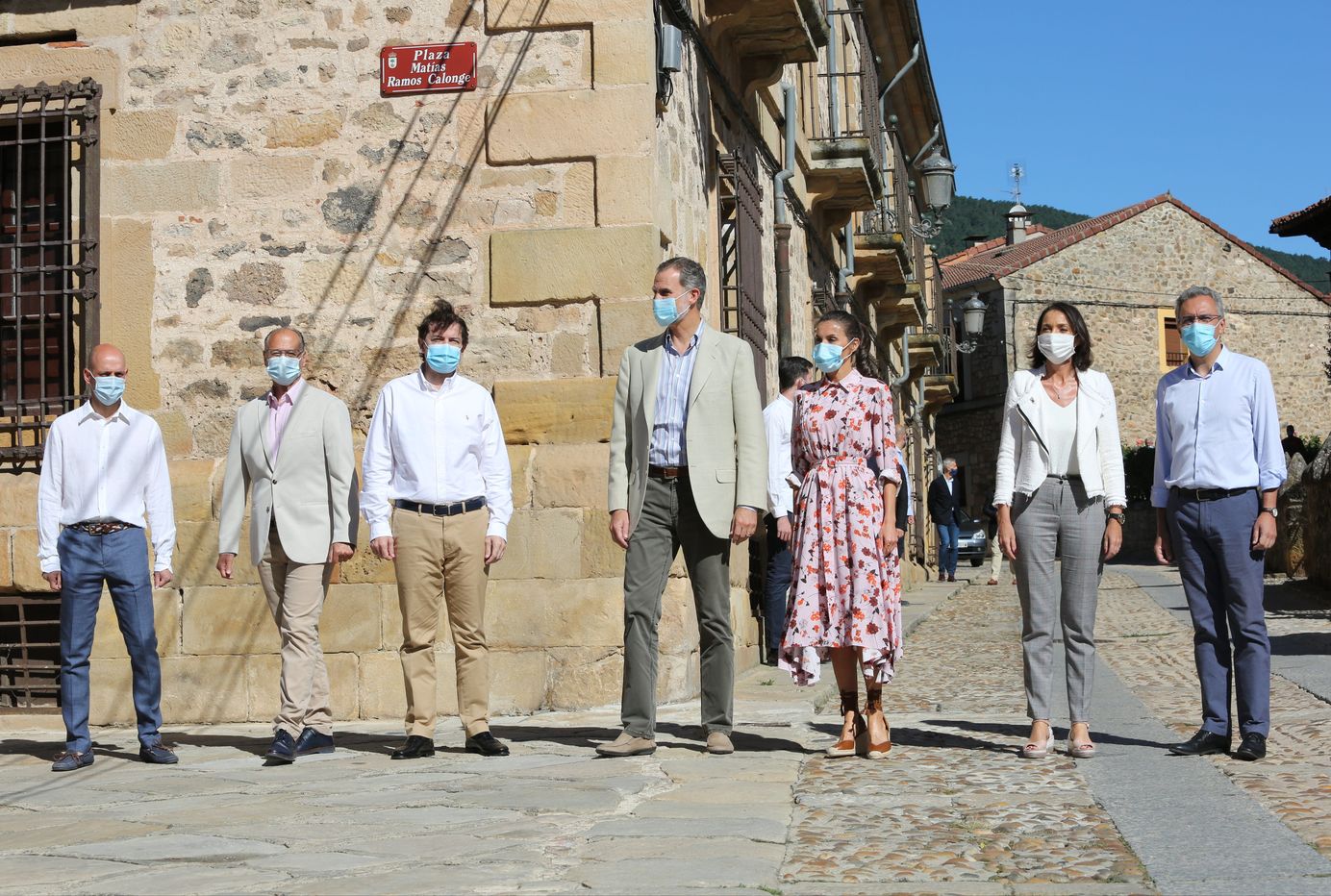 Los reyes se interesan por el reto demográfico y el impacto del COVID-19 en la provincia de Soria. Felipe VI y Letizia hacen su primera parada en Vinuesa y reciben el calor de los pinariegos. 