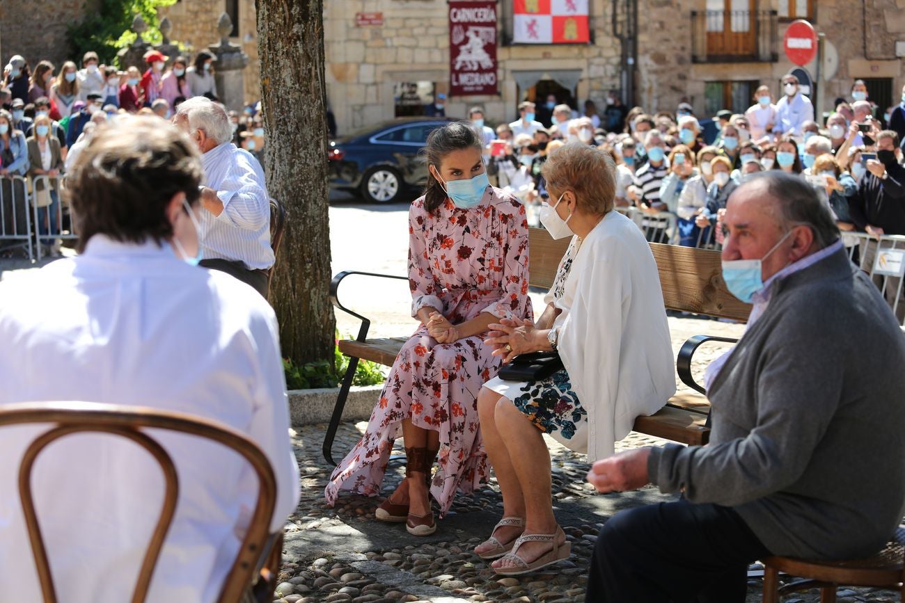 Los reyes se interesan por el reto demográfico y el impacto del COVID-19 en la provincia de Soria. Felipe VI y Letizia hacen su primera parada en Vinuesa y reciben el calor de los pinariegos. 