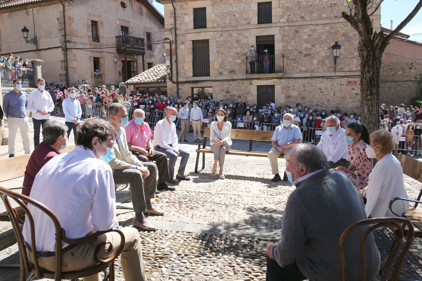 Los reyes se interesan por el reto demográfico y el impacto del COVID-19 en la provincia de Soria. Felipe VI y Letizia hacen su primera parada en Vinuesa y reciben el calor de los pinariegos. 