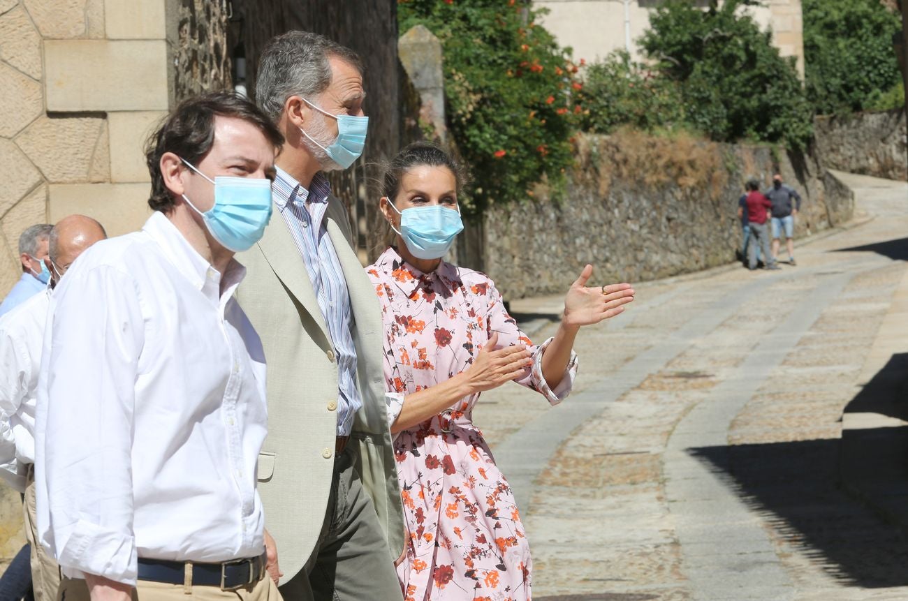 Los reyes se interesan por el reto demográfico y el impacto del COVID-19 en la provincia de Soria. Felipe VI y Letizia hacen su primera parada en Vinuesa y reciben el calor de los pinariegos. 