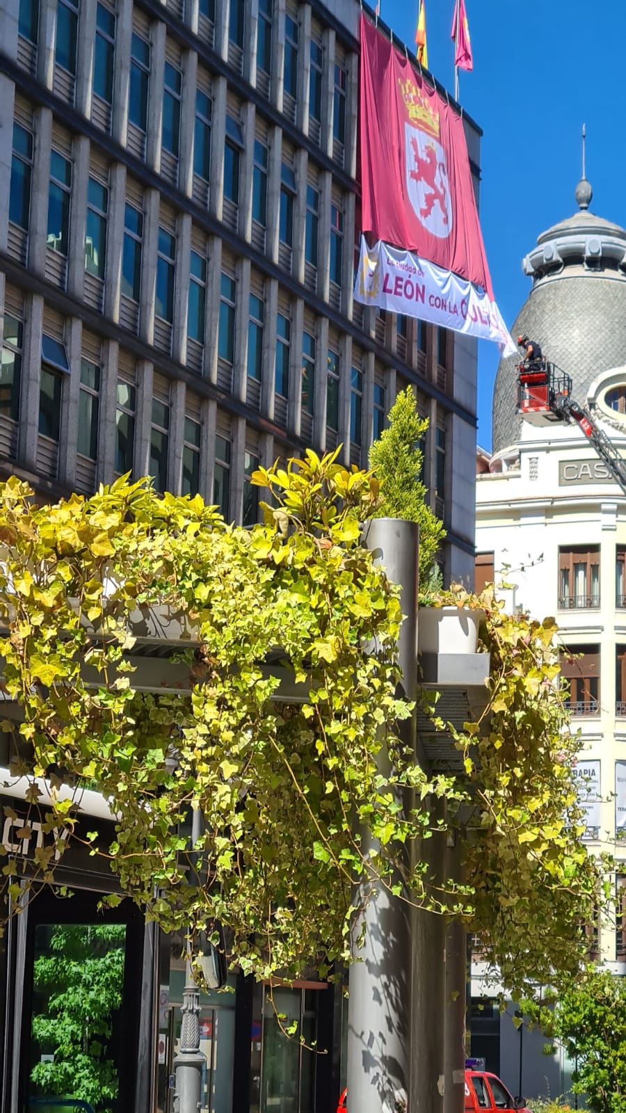 La ciudad se engalana para vivir a distancia el playoff de ascenso a Segunda División.