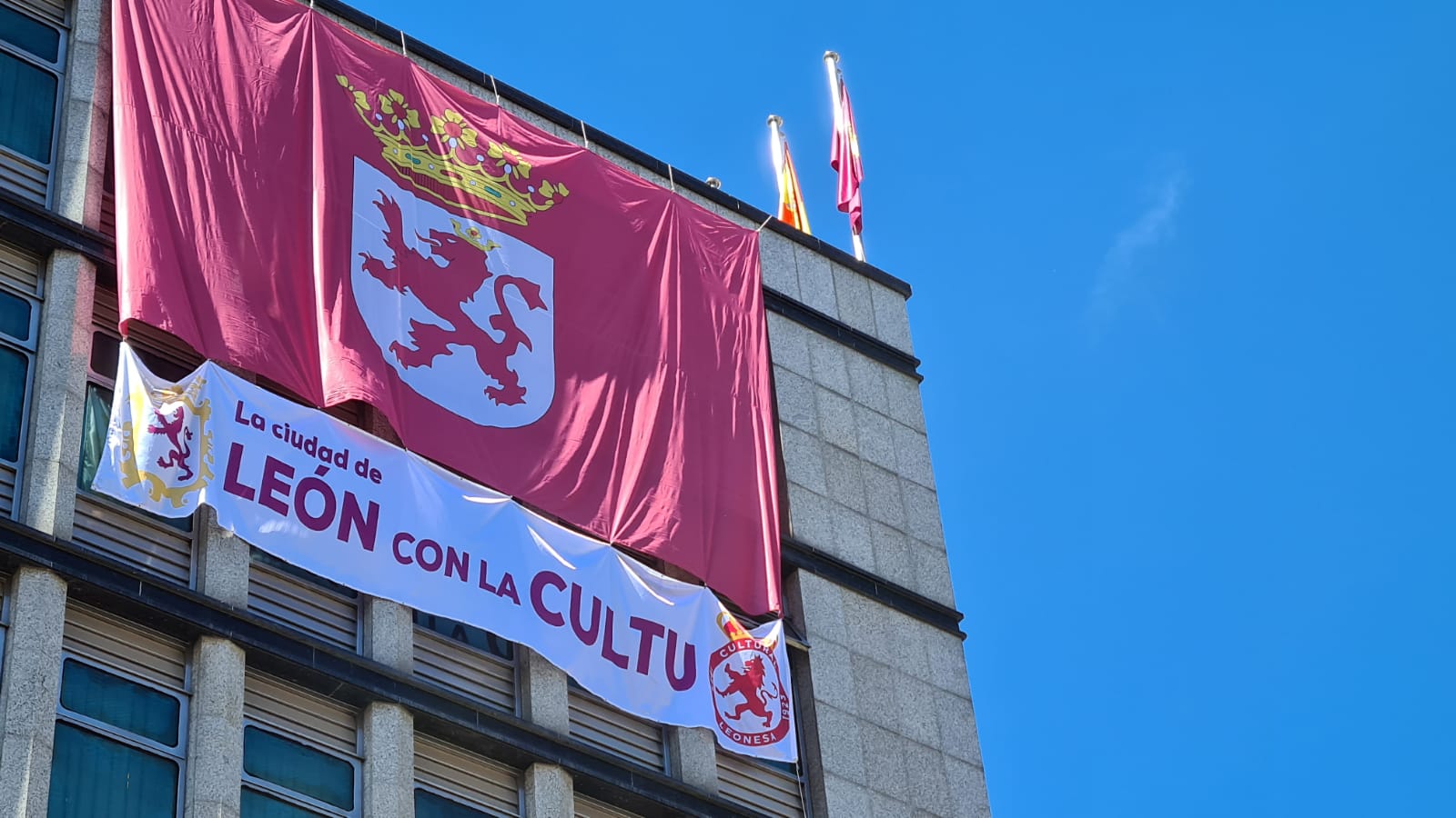 La ciudad se engalana para vivir a distancia el playoff de ascenso a Segunda División.