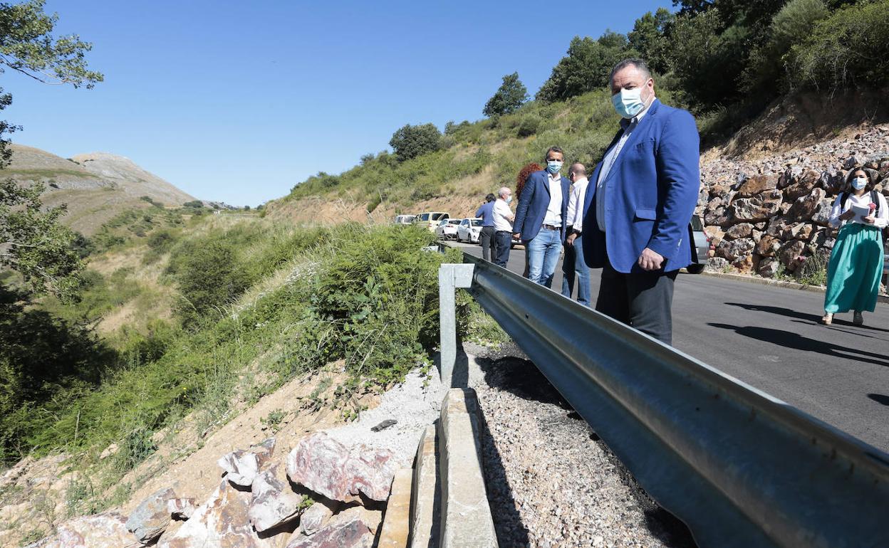 Eduardo Morán visita las obras de una carretera en la provincia.