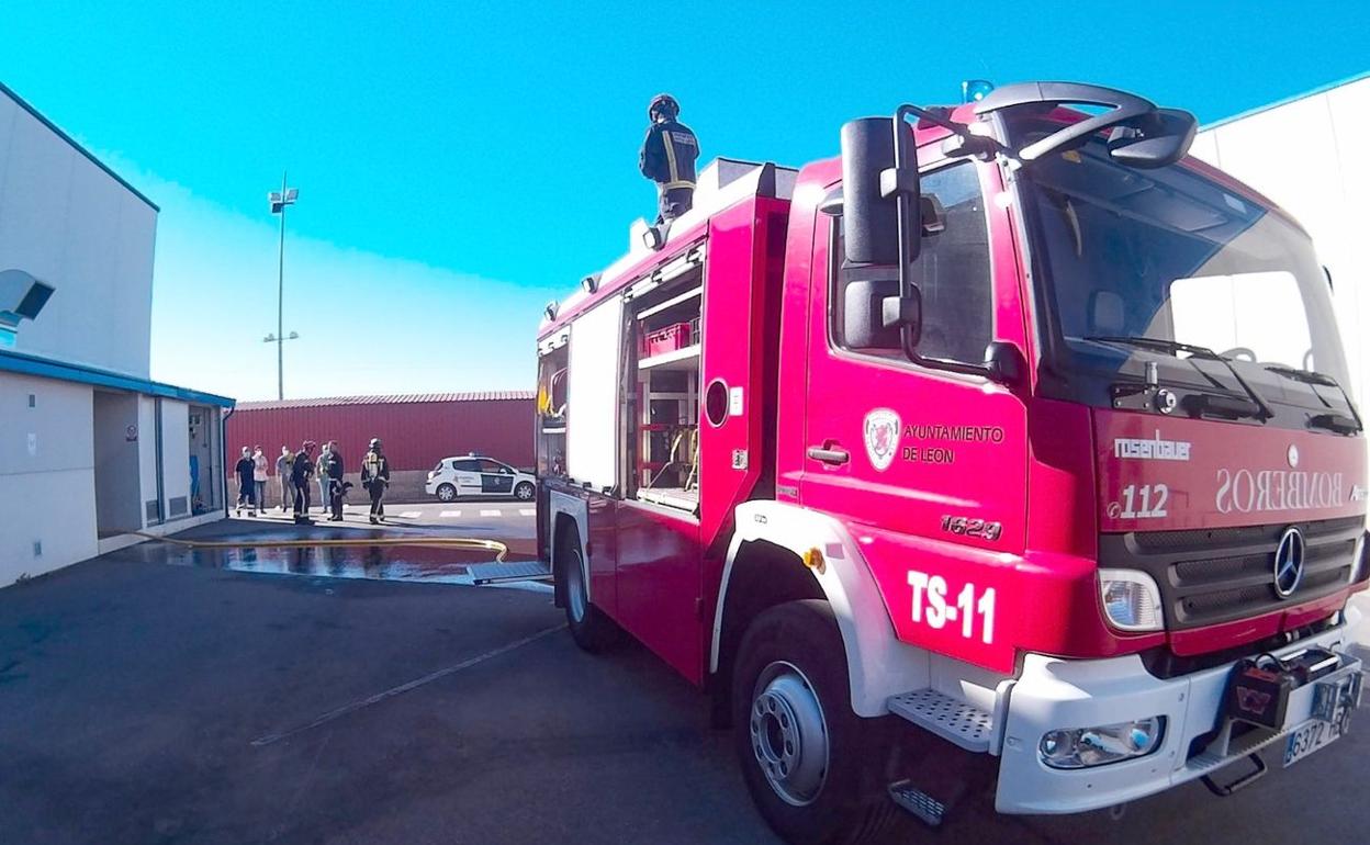 Bomberos de León interviniendo en el lugar.