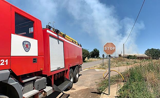 Un camión carga agua en las inmediaciones del incendio. 