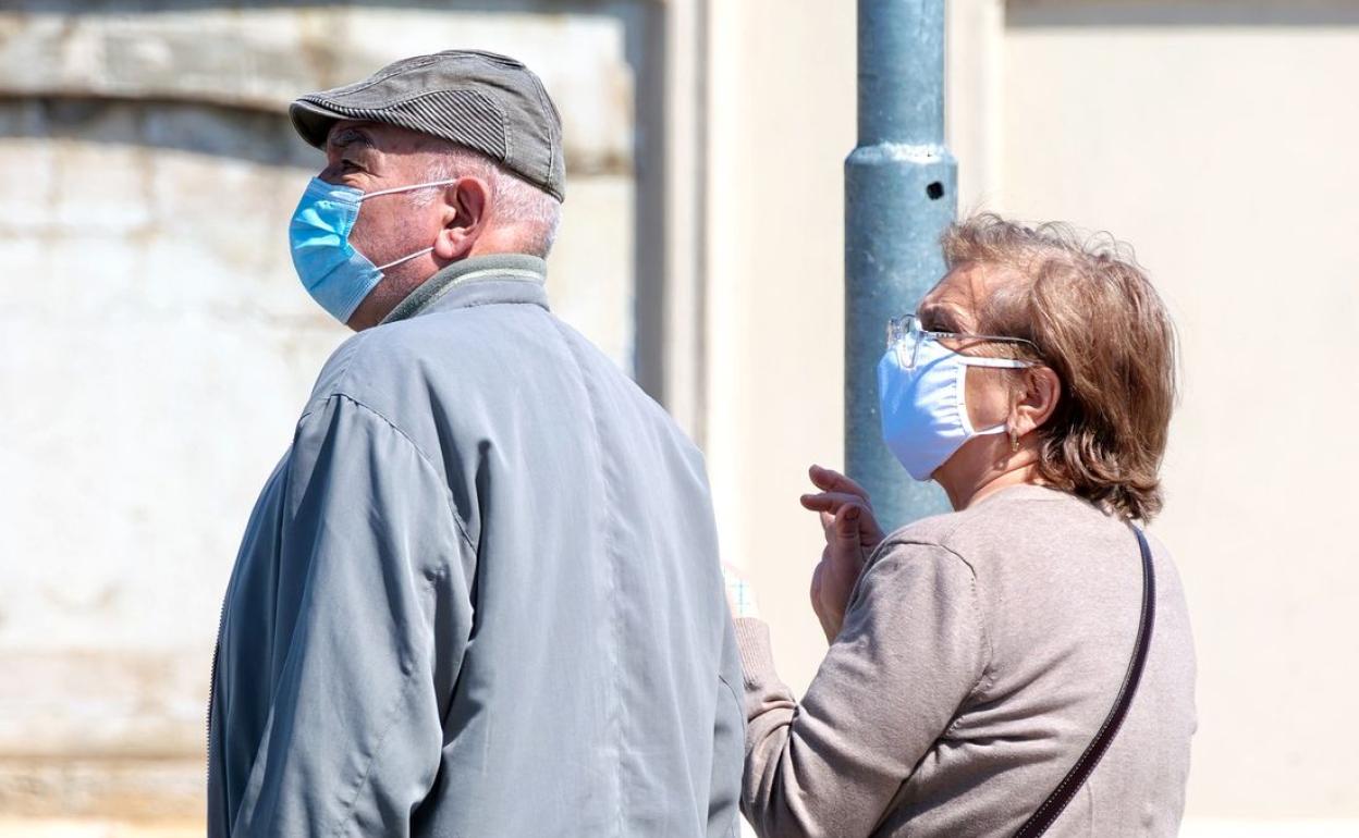 Dos personas con mascarilla durante la 'nueva normalidad'.