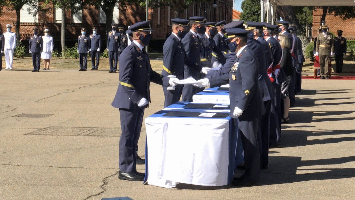 Los 275 alumnos de la XXVIII promoción de la Academia Básica del Aire han recibido este viernes en el aérodromo militar los Reales Despachos que los convierten en sargentos del Ejército del Aire en un año marcado por la enseñanza online.