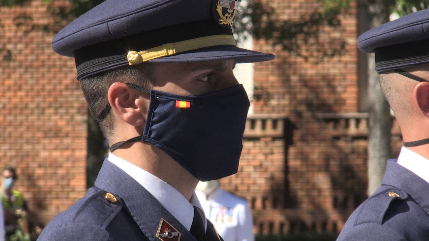 Los 275 alumnos de la XXVIII promoción de la Academia Básica del Aire han recibido este viernes en el aérodromo militar los Reales Despachos que los convierten en sargentos del Ejército del Aire en un año marcado por la enseñanza online.