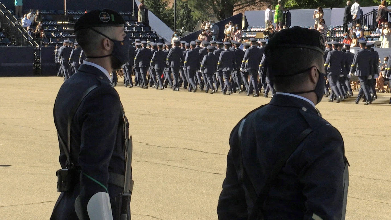 Los 275 alumnos de la XXVIII promoción de la Academia Básica del Aire han recibido este viernes en el aérodromo militar los Reales Despachos que los convierten en sargentos del Ejército del Aire en un año marcado por la enseñanza online.