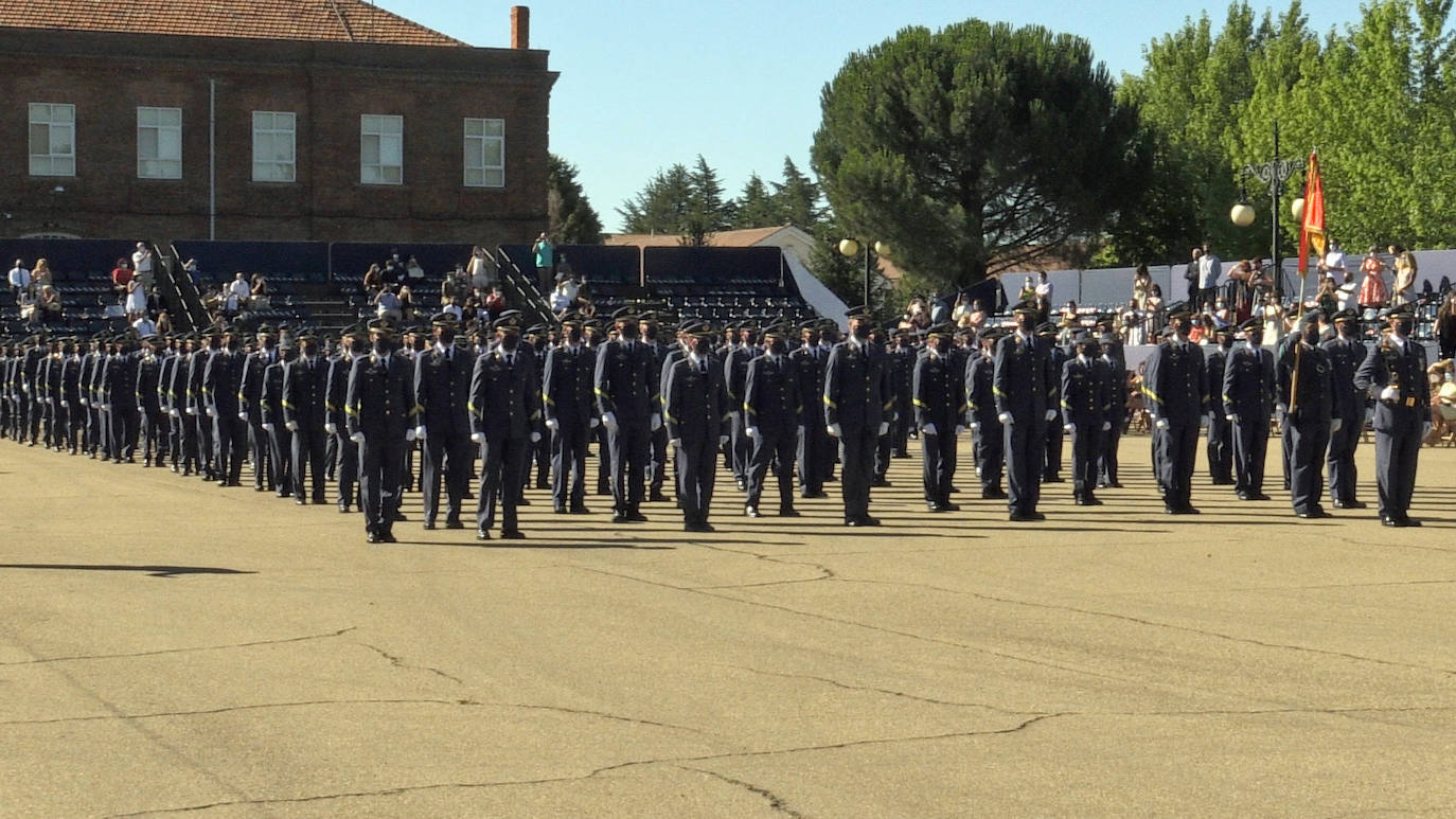 Los 275 alumnos de la XXVIII promoción de la Academia Básica del Aire han recibido este viernes en el aérodromo militar los Reales Despachos que los convierten en sargentos del Ejército del Aire en un año marcado por la enseñanza online.