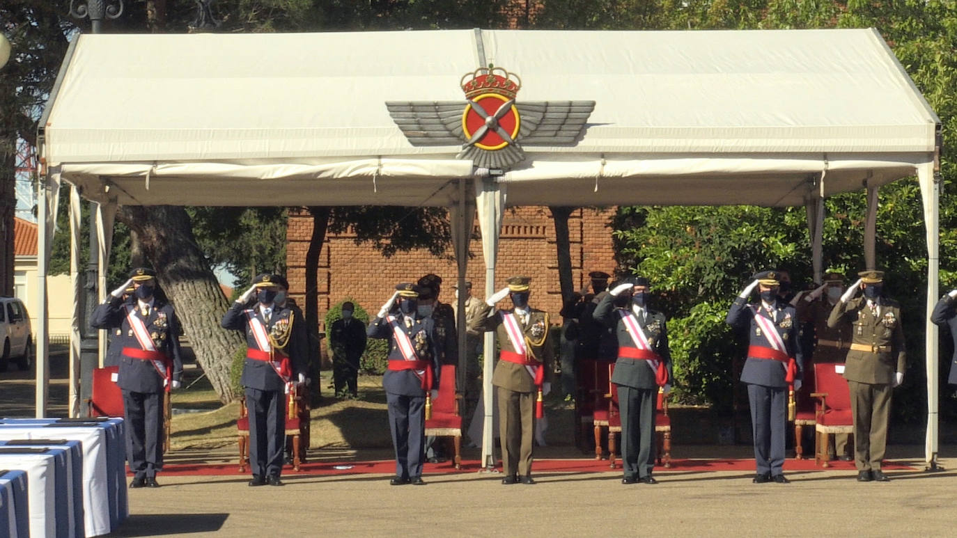 Los 275 alumnos de la XXVIII promoción de la Academia Básica del Aire han recibido este viernes en el aérodromo militar los Reales Despachos que los convierten en sargentos del Ejército del Aire en un año marcado por la enseñanza online.