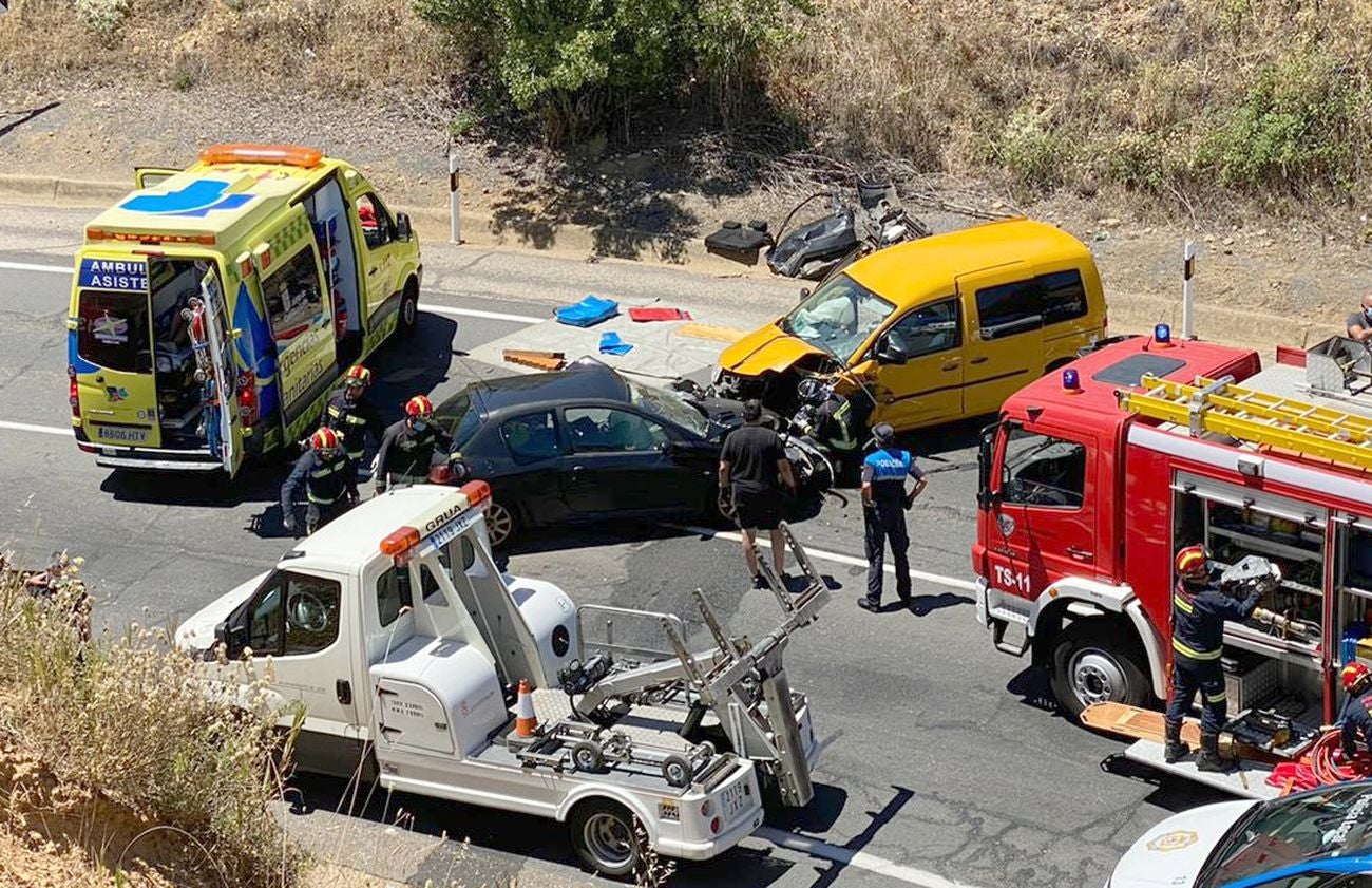 Una mujer herida al chocar su turismo contra una furgoneta en la zona de los hospitales en León capital. 