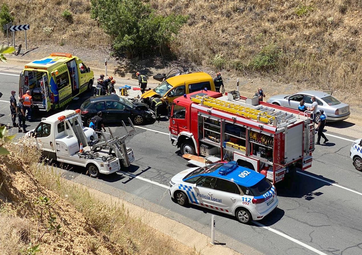 Una mujer herida al chocar su turismo contra una furgoneta en la zona de los hospitales en León capital. 