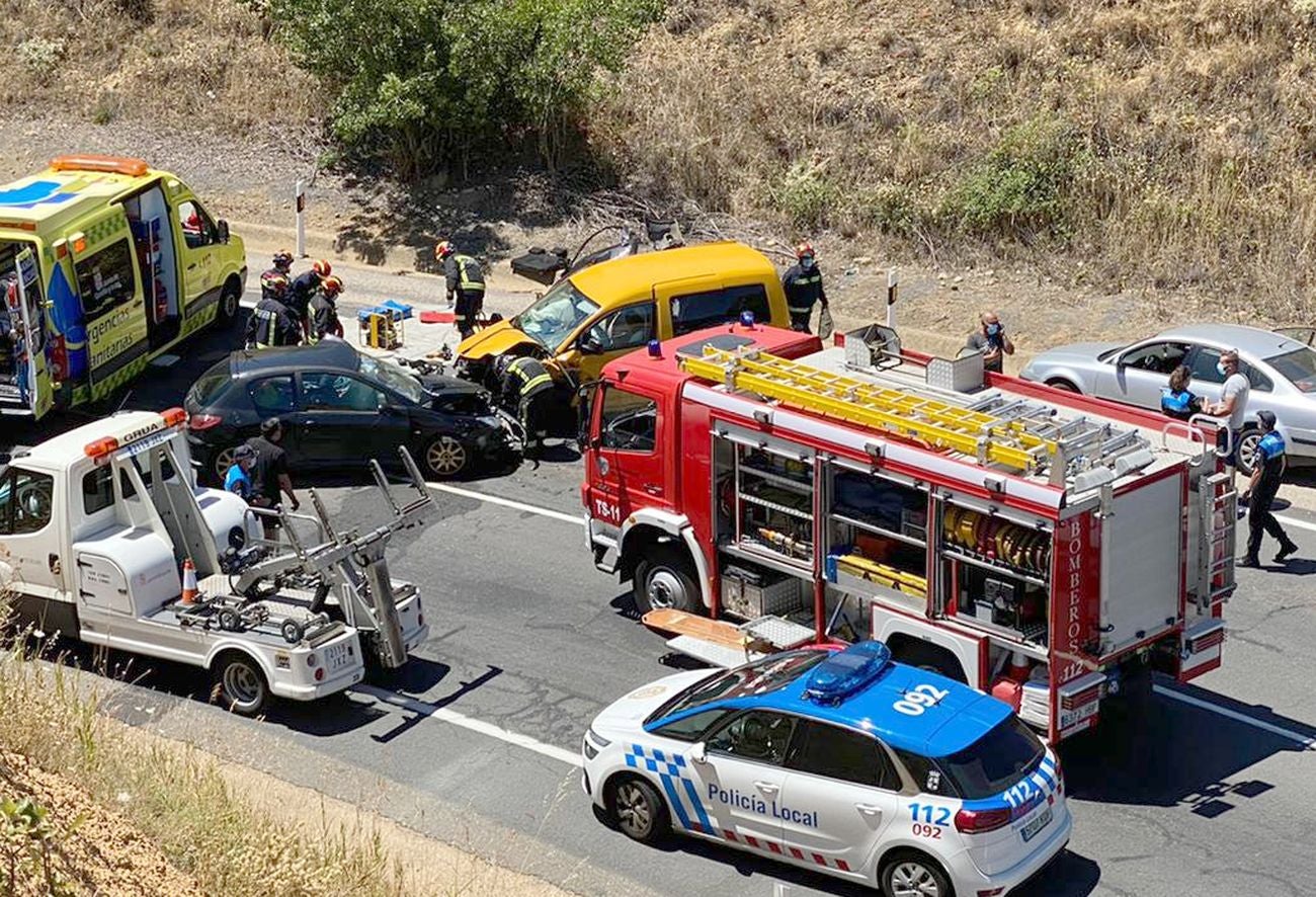Una mujer herida al chocar su turismo contra una furgoneta en la zona de los hospitales en León capital. 