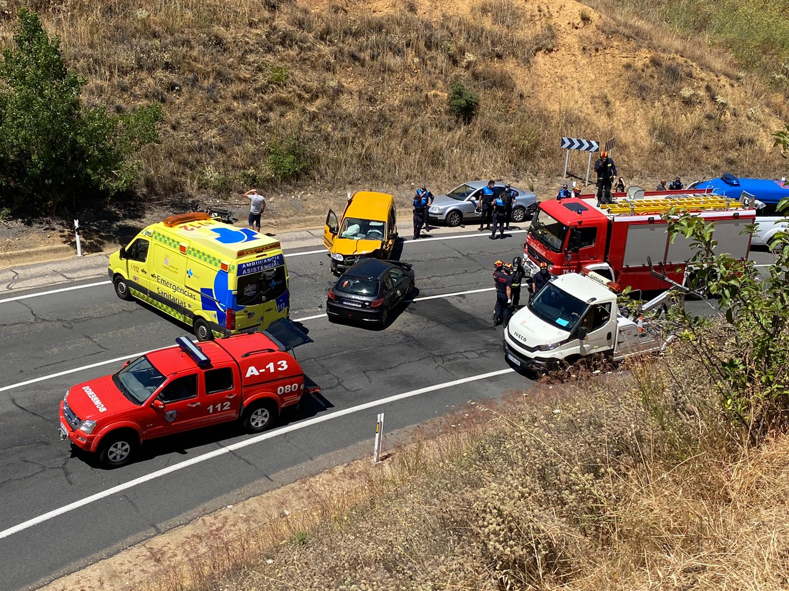 Una mujer herida al chocar su turismo contra una furgoneta en la zona de los hospitales en León capital. 