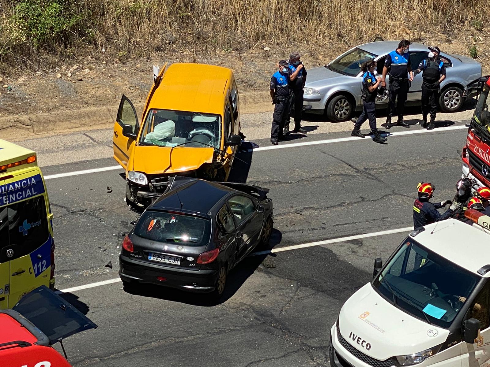 Una mujer herida al chocar su turismo contra una furgoneta en la zona de los hospitales en León capital. 