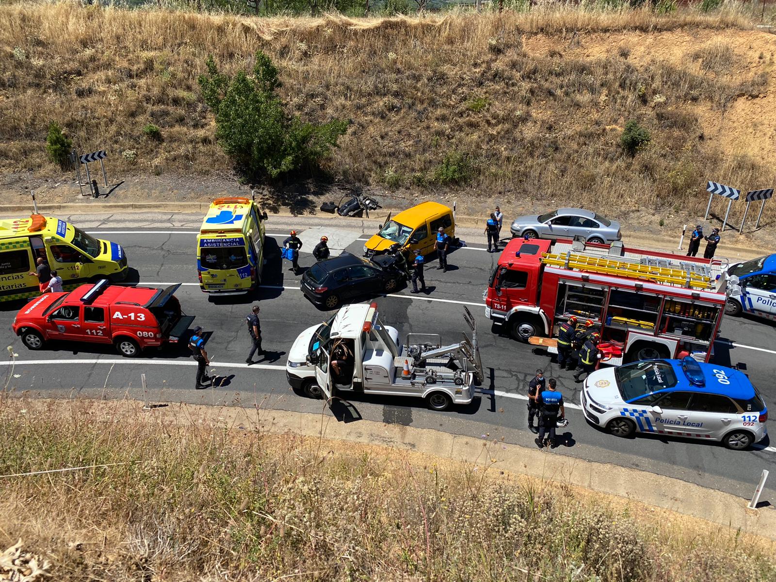 Una mujer herida al chocar su turismo contra una furgoneta en la zona de los hospitales en León capital. 
