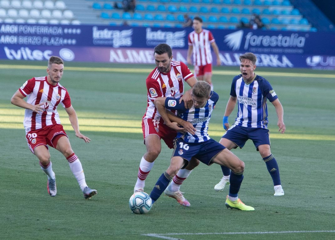 La Ponferradina se impone al Almería con gol de Yuri en El Toralín y logra respirar tranquila con la salvación en el bolsillo | El delantero se convierte en el máximo goleador en solitario de la historia de la Deportiva con 157 'dianas'. 