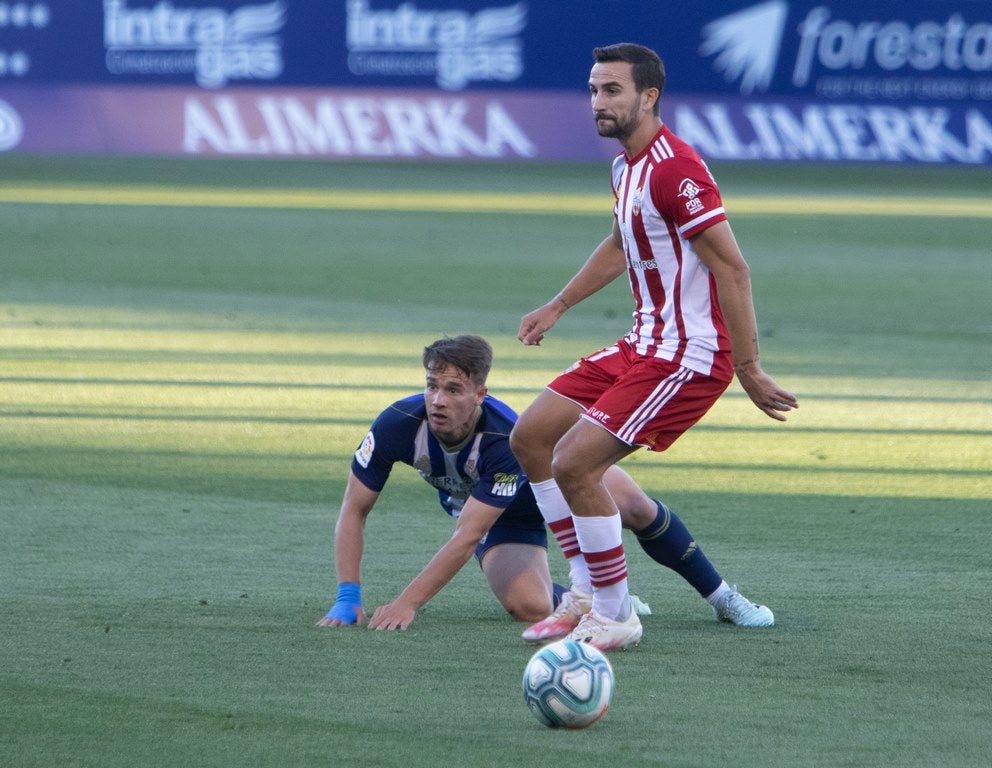 La Ponferradina se impone al Almería con gol de Yuri en El Toralín y logra respirar tranquila con la salvación en el bolsillo | El delantero se convierte en el máximo goleador en solitario de la historia de la Deportiva con 157 'dianas'. 