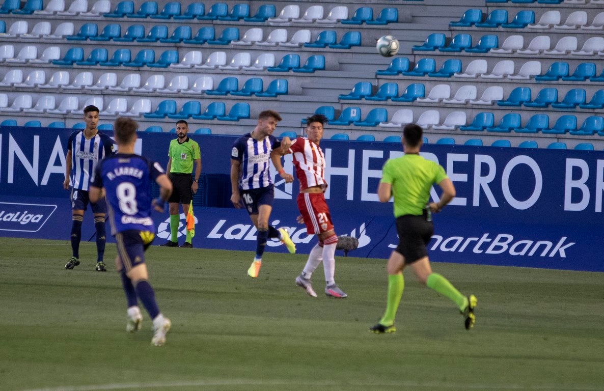 La Ponferradina se impone al Almería con gol de Yuri en El Toralín y logra respirar tranquila con la salvación en el bolsillo | El delantero se convierte en el máximo goleador en solitario de la historia de la Deportiva con 157 'dianas'. 