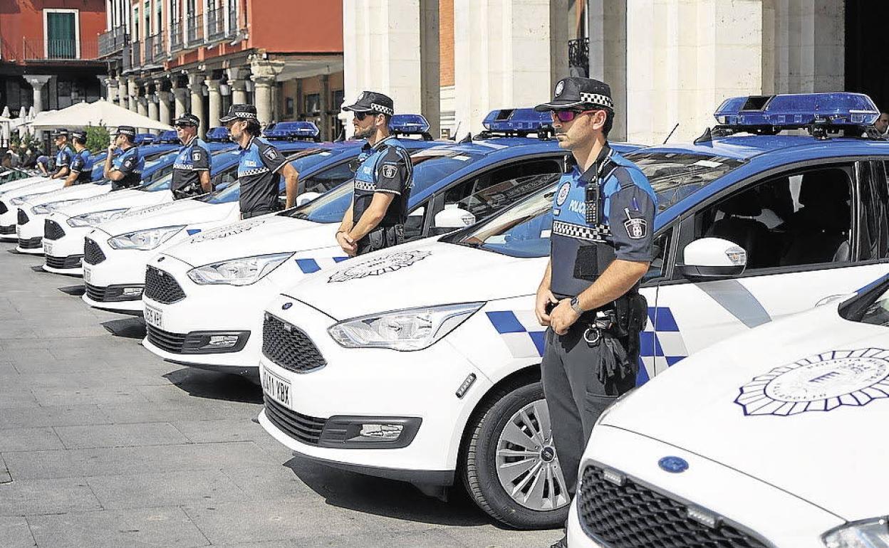 Efectivos de Policía Local de Valladolid y sus vehículos en la puerta del Ayuntamiento de la capital, en una imagen de archivo.