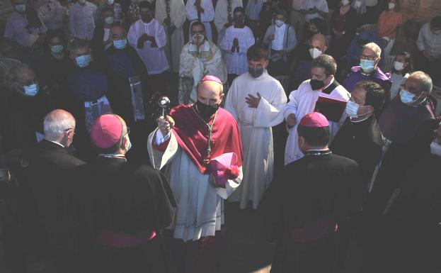 El obispo electo de la Diócesis de Astorga, Jesús Fernández González, acompañado del nuncio, Bernardito Auza.