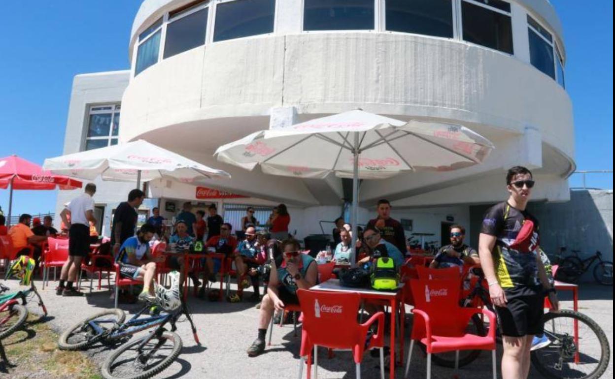 Deportistas y visitantes en el exterior de la cafetería.