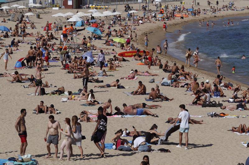 La nova Icaria, Barcelona. A pesar de las medidas anticoronavirus, las imágenes que ofrecen las playas españolas son muy distintas. Desde los controles y las medidas en la arena para mantener la distancia hasta las multitudes que se han visto en Cataluña este fin de semana.