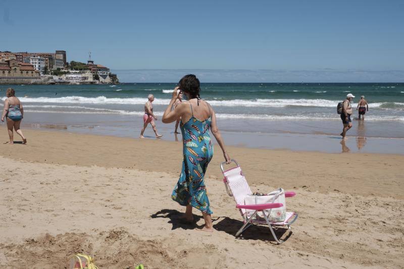 San Lorenzo, Gijón. A pesar de las medidas anticoronavirus, las imágenes que ofrecen las playas españolas son muy distintas. Desde los controles y las medidas en la arena para mantener la distancia hasta las multitudes que se han visto en Cataluña este fin de semana.