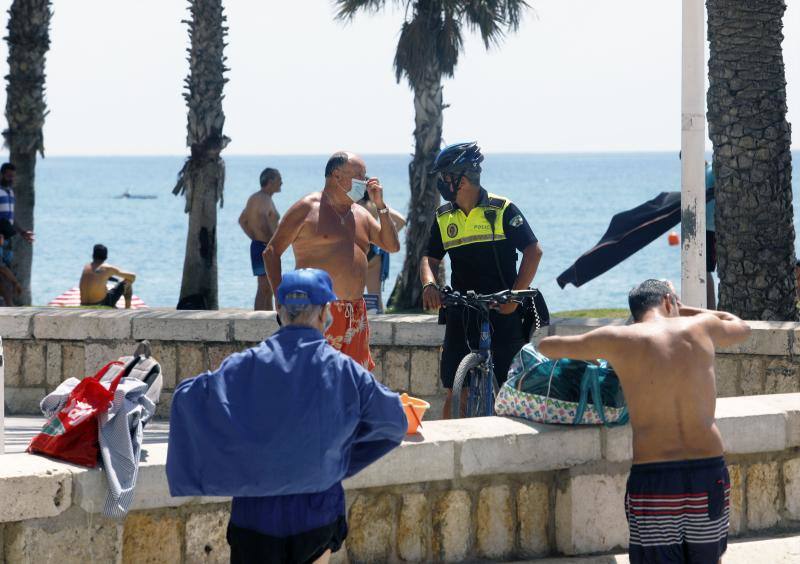 La Malagueta, Málaga. A pesar de las medidas anticoronavirus, las imágenes que ofrecen las playas españolas son muy distintas. Desde los controles y las medidas en la arena para mantener la distancia hasta las multitudes que se han visto en Cataluña este fin de semana.