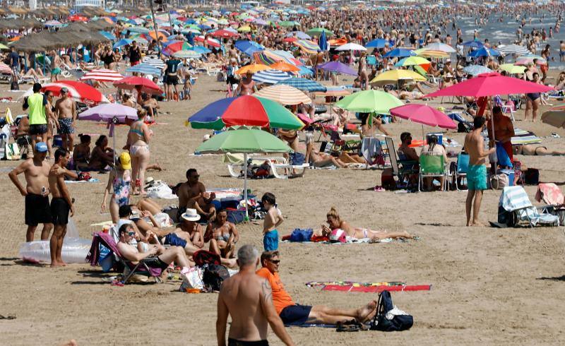 La Malvarrosa, Valencia. A pesar de las medidas anticoronavirus, las imágenes que ofrecen las playas españolas son muy distintas. Desde los controles y las medidas en la arena para mantener la distancia hasta las multitudes que se han visto en Cataluña este fin de semana.