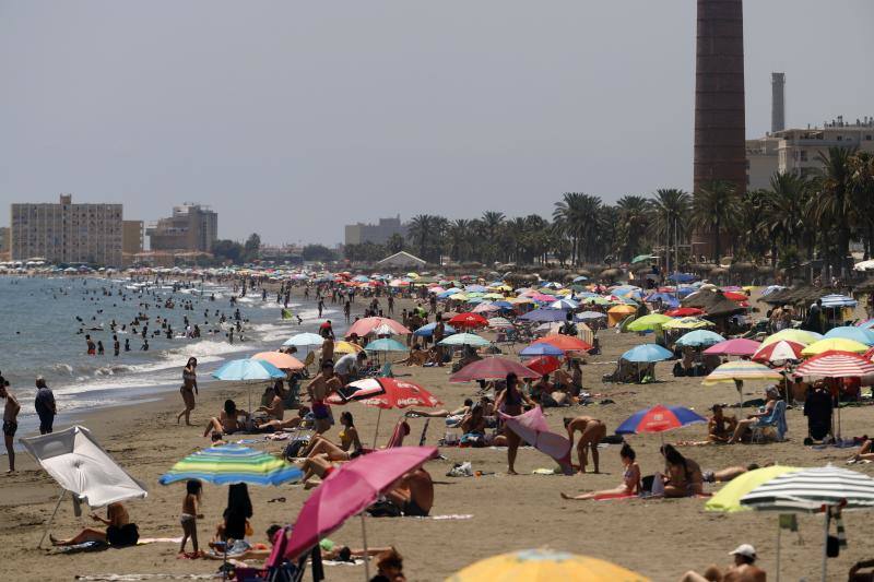 La Misericordia, Málaga. A pesar de las medidas anticoronavirus, las imágenes que ofrecen las playas españolas son muy distintas. Desde los controles y las medidas en la arena para mantener la distancia hasta las multitudes que se han visto en Cataluña este fin de semana.