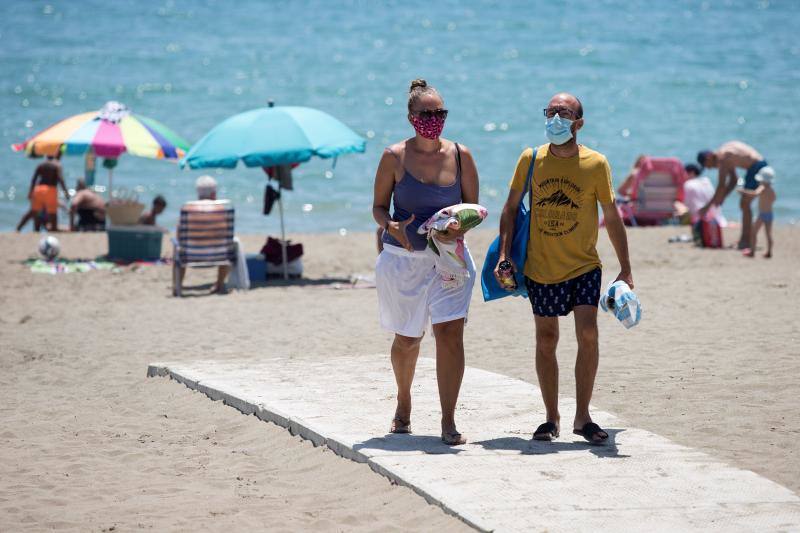 La Misericordia, Málaga. A pesar de las medidas anticoronavirus, las imágenes que ofrecen las playas españolas son muy distintas. Desde los controles y las medidas en la arena para mantener la distancia hasta las multitudes que se han visto en Cataluña este fin de semana.