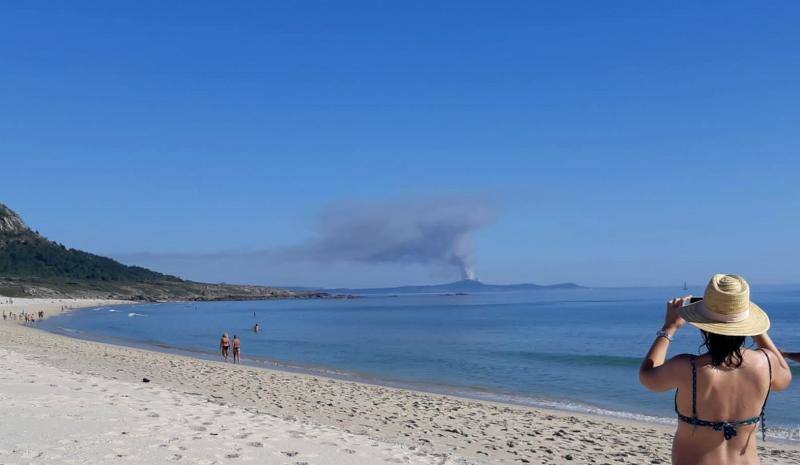 Porto do Son, La Coruña. A pesar de las medidas anticoronavirus, las imágenes que ofrecen las playas españolas son muy distintas. Desde los controles y las medidas en la arena para mantener la distancia hasta las multitudes que se han visto en Cataluña este fin de semana.