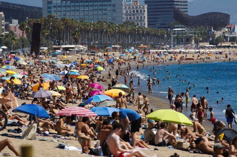 San Sebastián, Guipúzcoa. A pesar de las medidas anticoronavirus, las imágenes que ofrecen las playas españolas son muy distintas. Desde los controles y las medidas en la arena para mantener la distancia hasta las multitudes que se han visto en Cataluña este fin de semana.