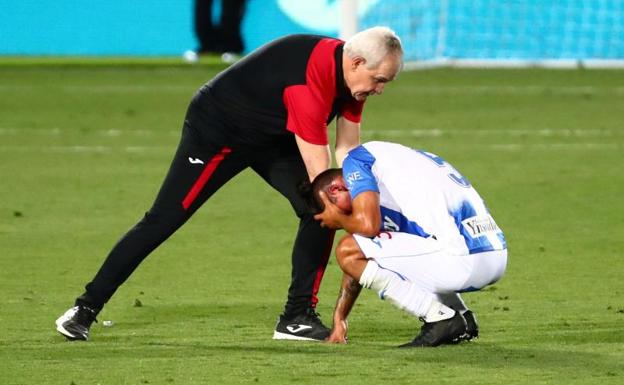 Aguirre consuela a los jugadores del Leganés tras consumarse el descenso a Segunda. 