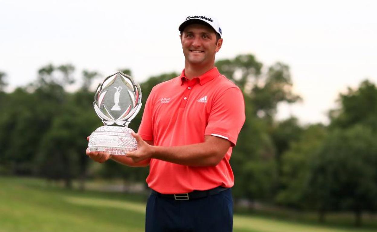 John Rahm posa con el trofeo que le acredita como ganador del torneo Memorial del PGA Tour. 