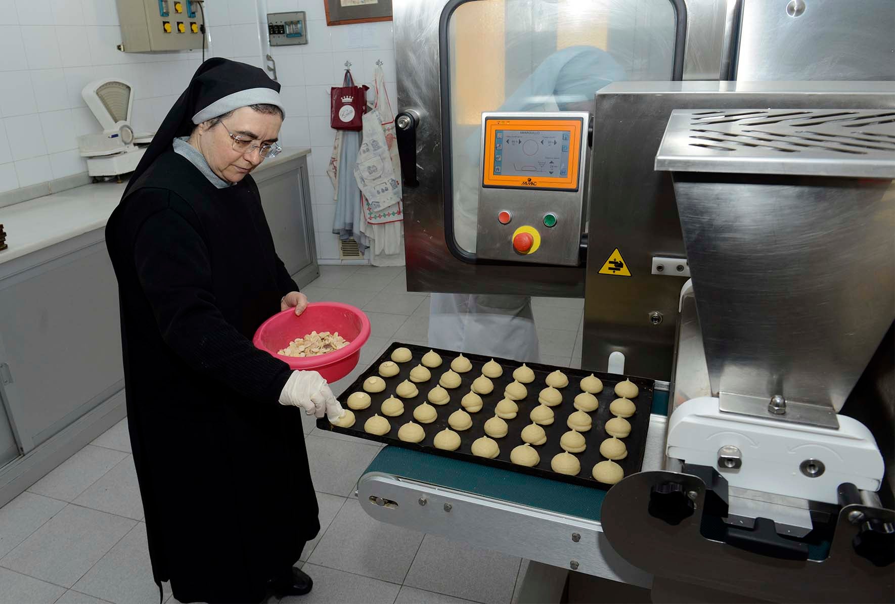 Las hermanas del Real Monasterio de San Benito del Real de Sahagún elaboran numerosos dulces de forma artesanal con recetas que atesoran desde la Edad Media.