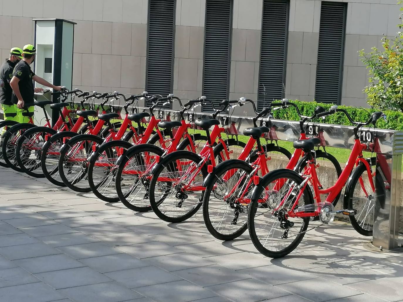 El Ayuntamiento de León acomete un plan 'renove' para reactivar las bicis de uso público en el marco del plan para conseguir una «ciudad sostenible». La inversión final alcanzará los 300.000 euros. 