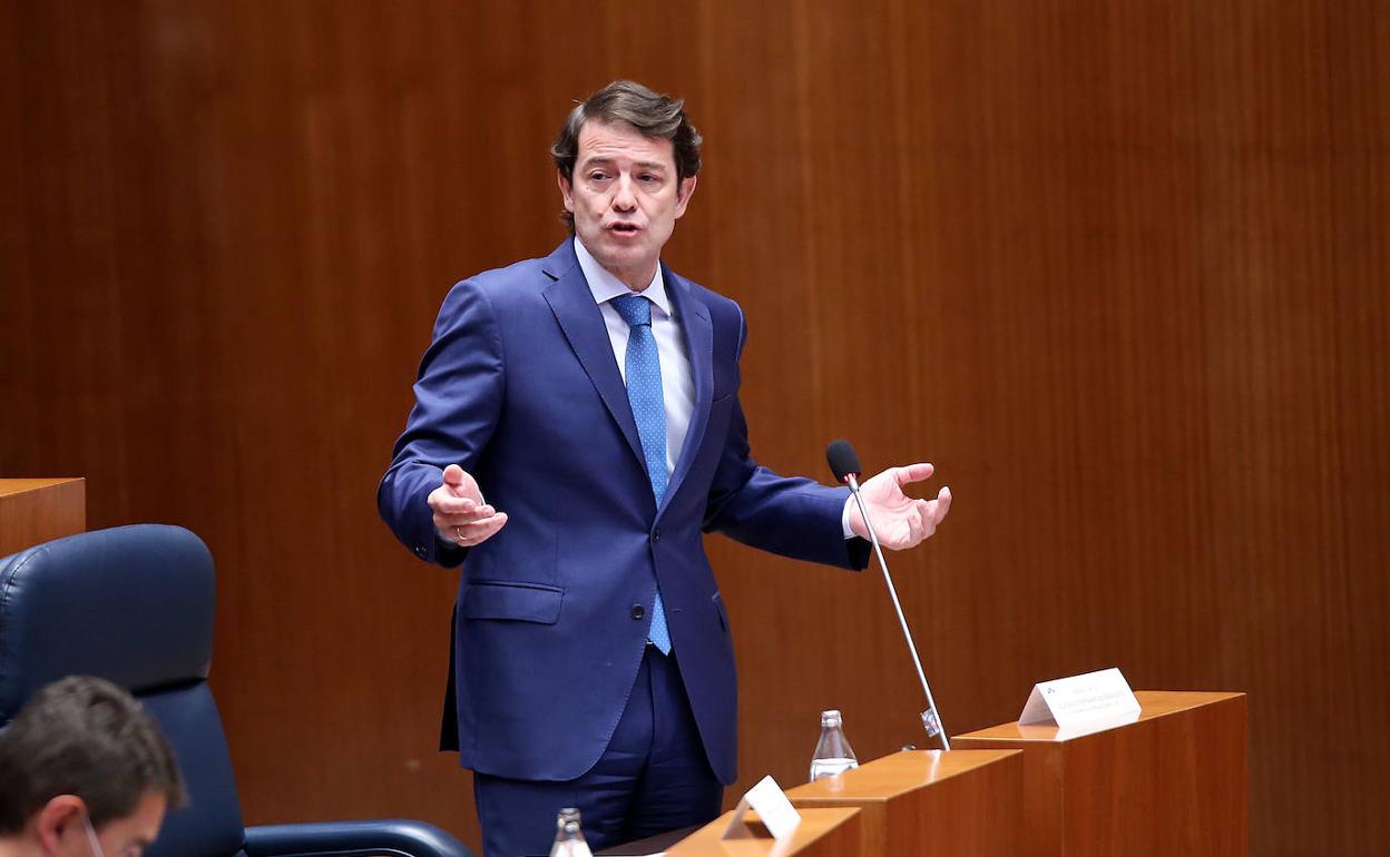 Fernández Mañueco, durante el pleno en las Cortes de este martes.