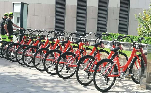 Galería. Un instante de la presentación de las nuevas bicicletas de uso público. 