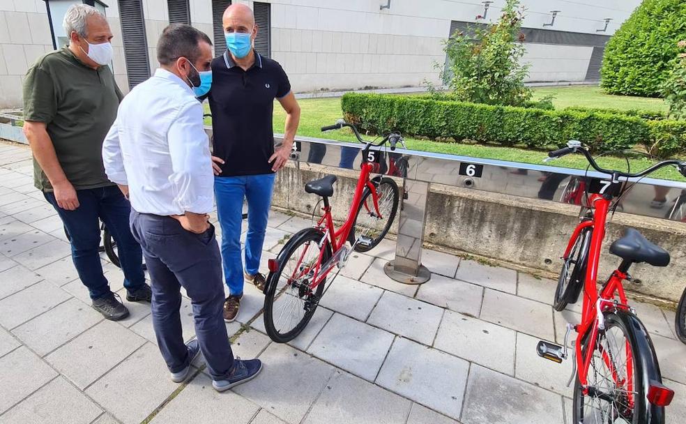 José Antonio Diez, alcalde de León, durante la presentación de las nuevas bicicletas. 