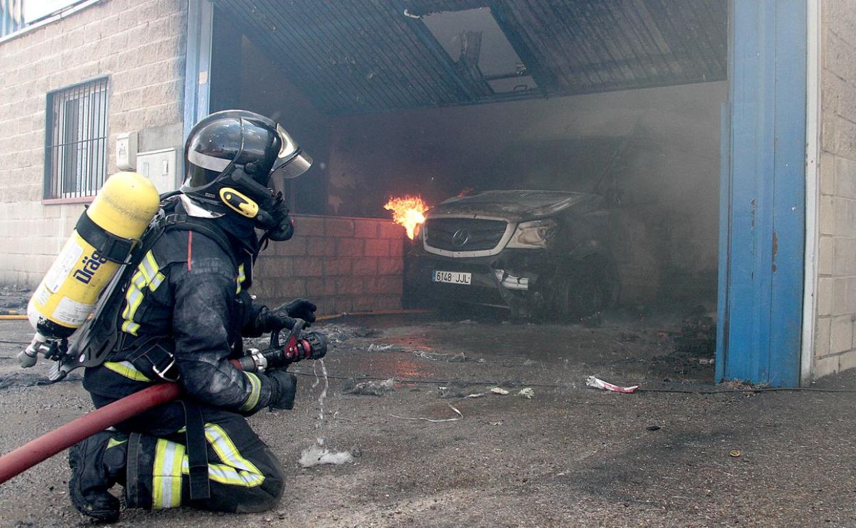 Efectivos de Bomberos León durante una intervención fuera de León capital. 