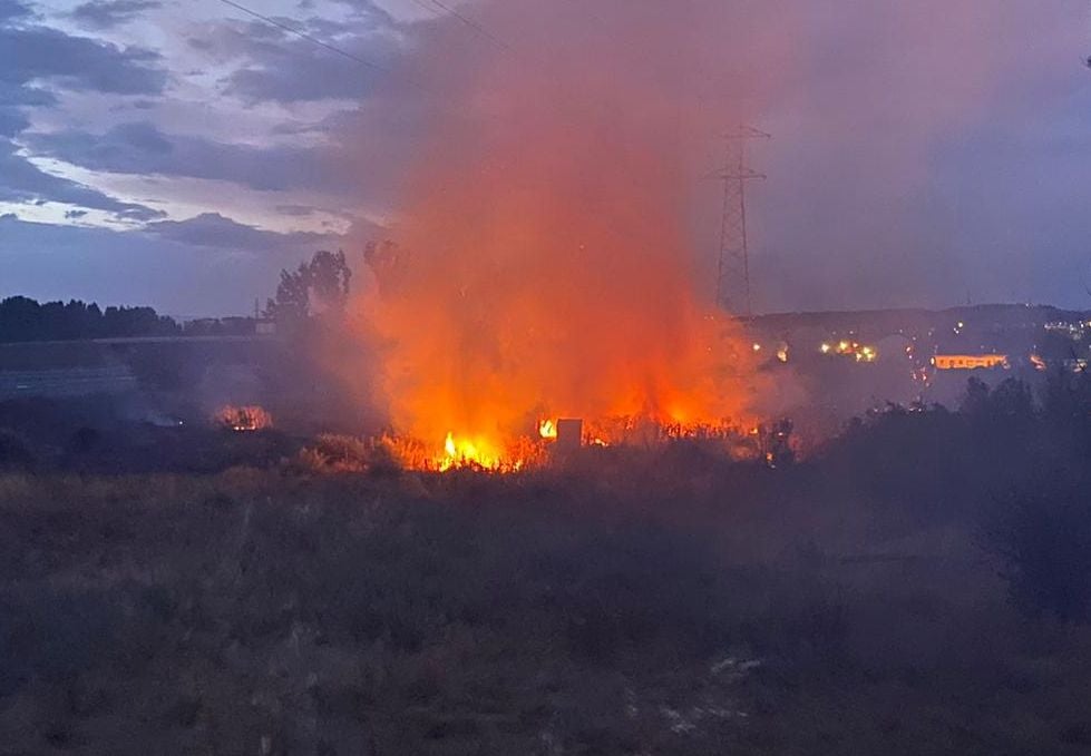 Un incendio en Vilecha obliga a intervenir a efectivos de Bomberos y Junta. Las llamas fueron controladas por los efectivos desplazados al lugar en el entronque de esta localidad con la LE-11. 