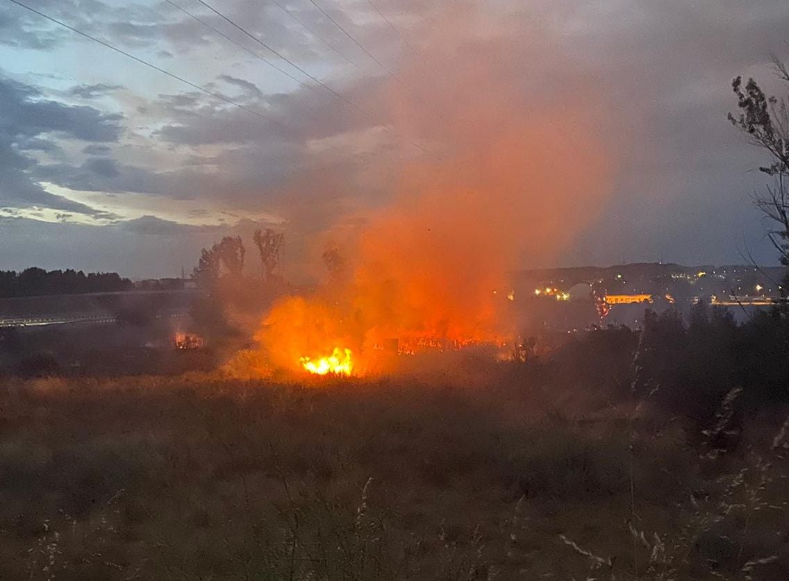 Un incendio en Vilecha obliga a intervenir a efectivos de Bomberos y Junta. Las llamas fueron controladas por los efectivos desplazados al lugar en el entronque de esta localidad con la LE-11. 