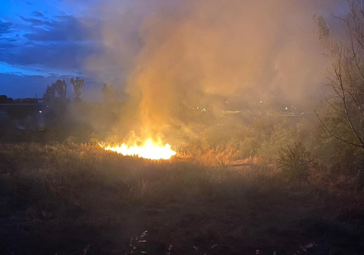 Un incendio en Vilecha obliga a intervenir a efectivos de Bomberos y Junta. Las llamas fueron controladas por los efectivos desplazados al lugar en el entronque de esta localidad con la LE-11. 