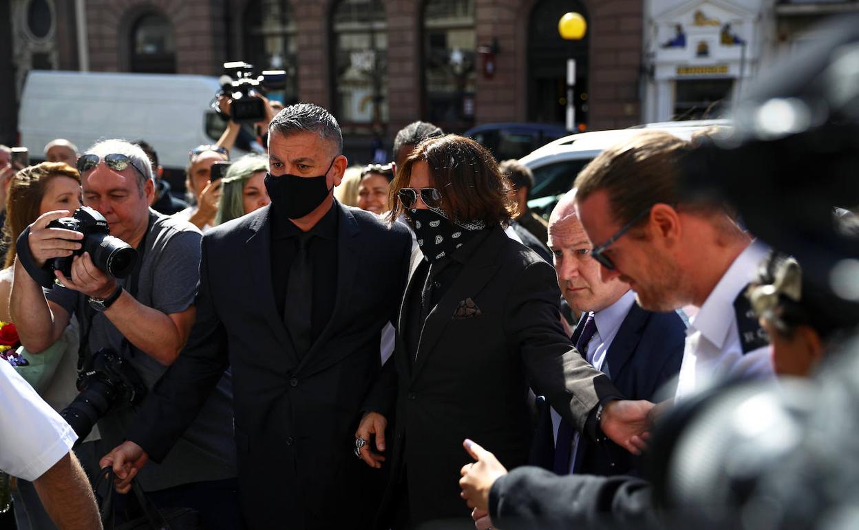 Johnny Depp entrando al juicio.