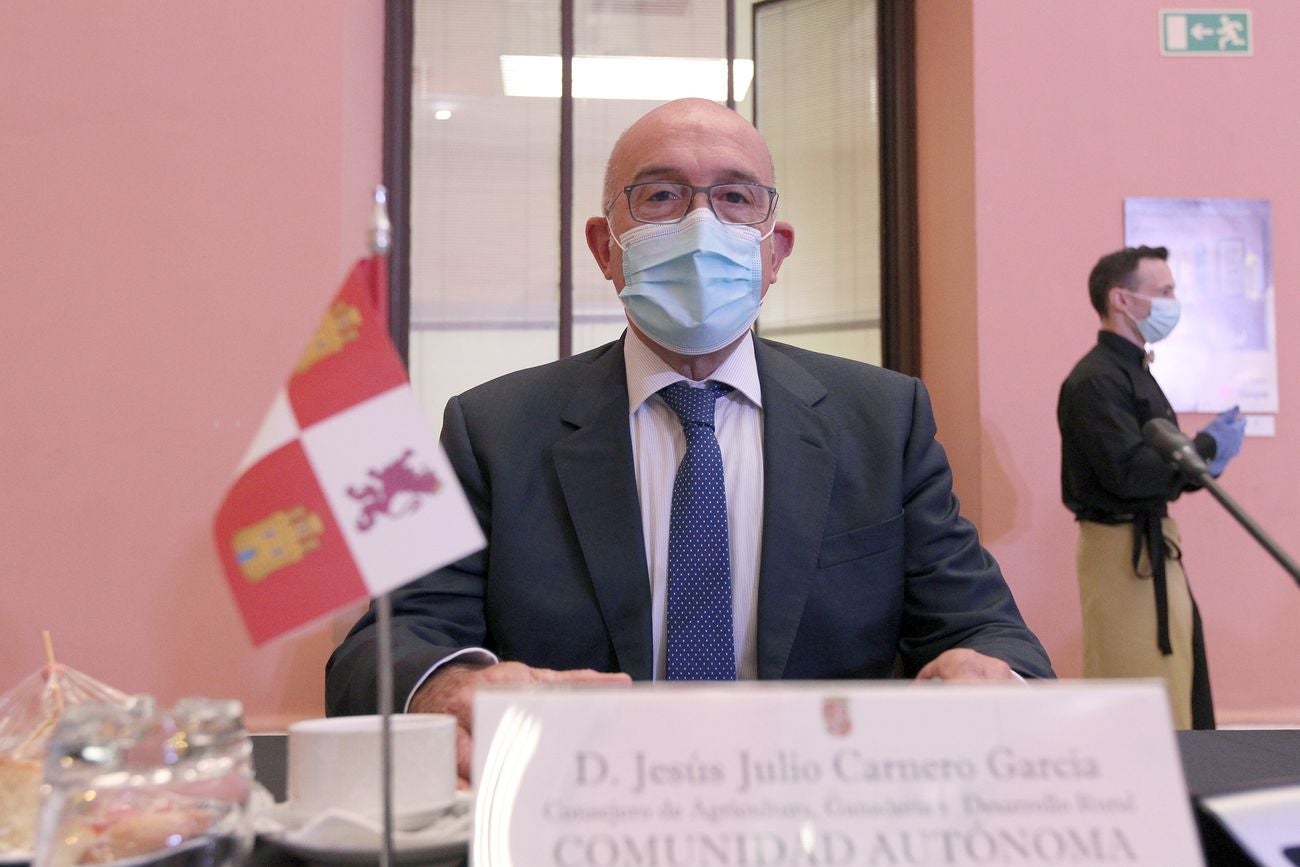 El consejero de Agricultura, Jesús Julio Carnero, participa en la Conferencia Sectorial sobre la PAC. En la imagen junto al ministro de Agricultura, Pesca y Alimentación, Luis Planas y el secretario general de Agricultura, Fernando Miranda.